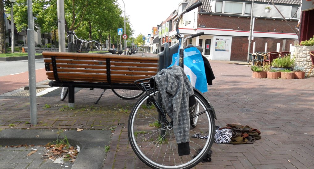 Controle op geparkeerde fietsen.