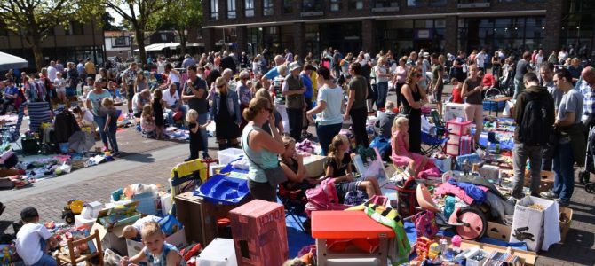Kinderrommelmarkt op het Raadhuisplein. Kinderrommelmarkt op het Raadhuisplein.