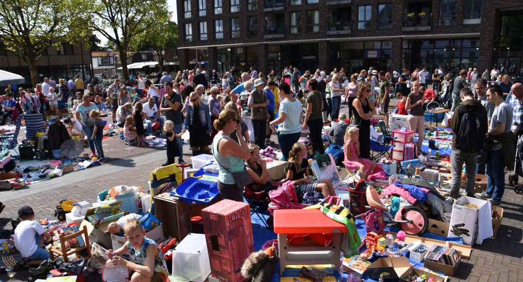 Kinderrommelmarkt op het Raadhuisplein.