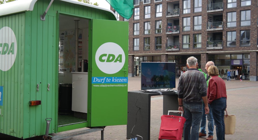 CDA toont video op Raadhuisplein.