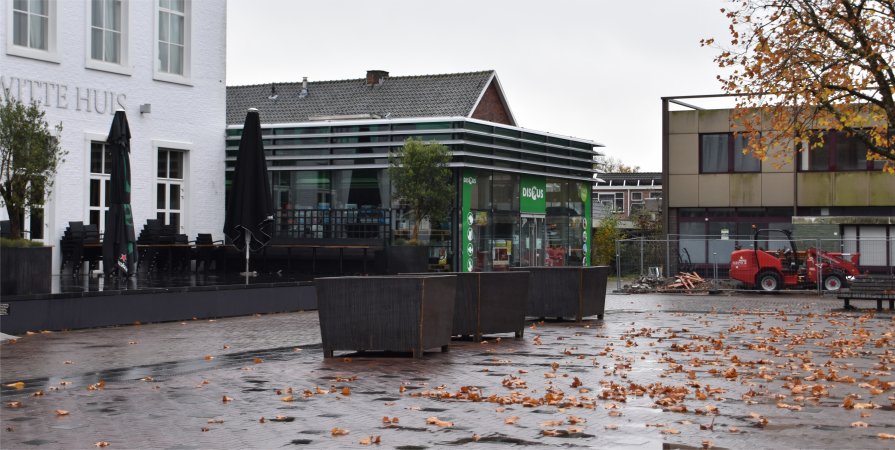 Plantenbakken voor Raadhuisplein.