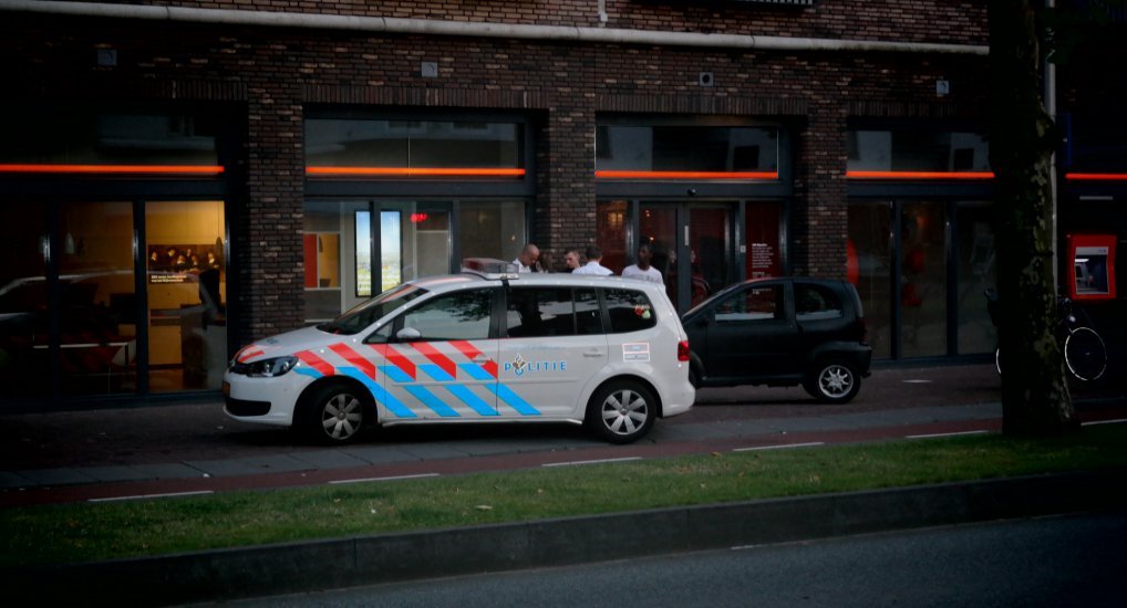 Auto opgetild en neergesmeten.