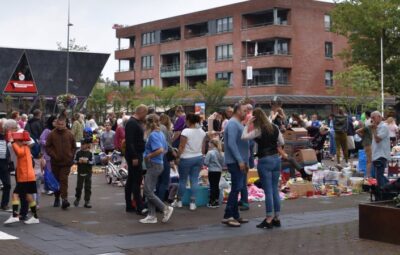 Bomvolle Rommelmarkt Raadhuisplein