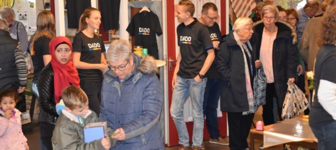 Drukte bij Bazaar de Acker. Drukte bij Bazaar de Acker.