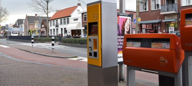 OV chipkaartmachine op Oostlaan. OV chipkaartmachine op Oostlaan.