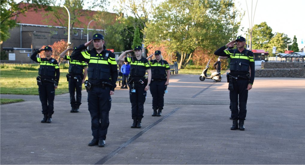 Politie Pijnacker bij herdenkingsmonument.