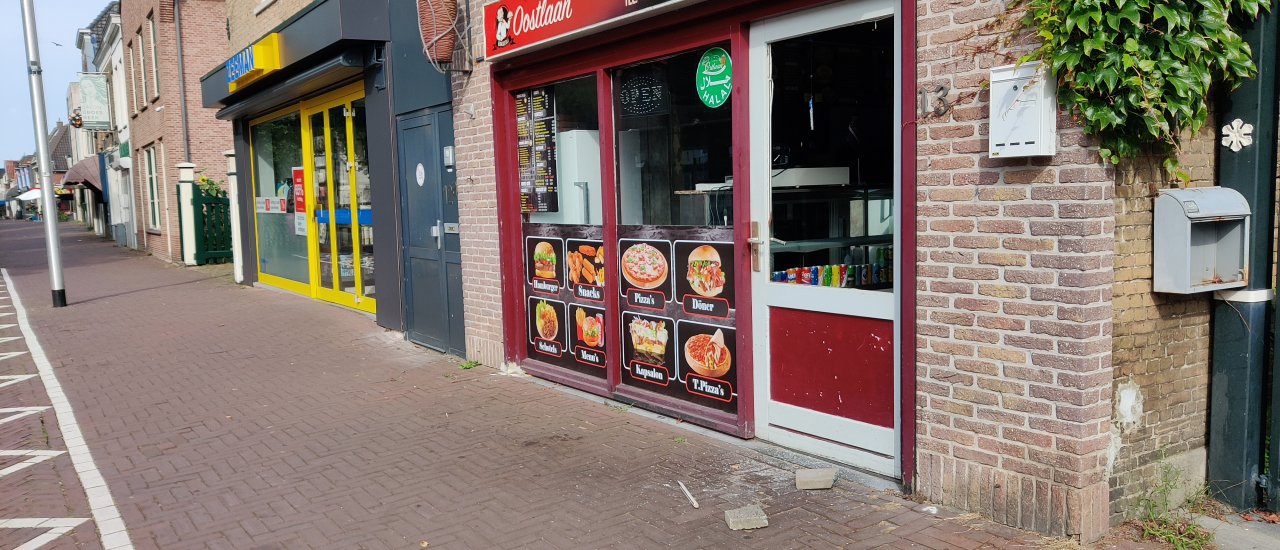 Ruit ingegooid bij Bakkerij Oostlaan