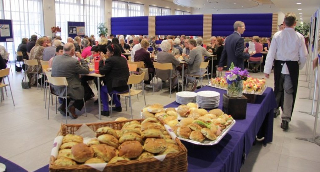 Vrijheidsmaaltijd in het Gemeentekantoor.