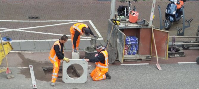 Putdeksel Oostlaan weer gerepareerd. Putdeksel Oostlaan weer gerepareerd.