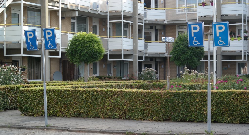 Invalide parkeerplaatsen opgeheven.