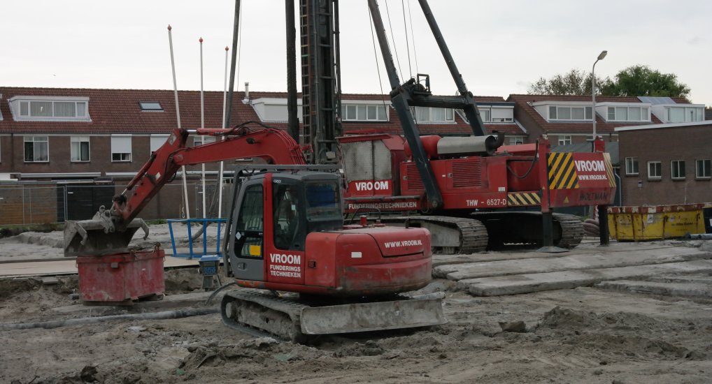 Eerste Paal Emmastraat “geslagen”.