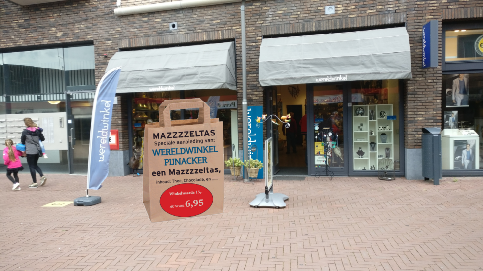 Mazzzzeltas bij de Wereldwinkel.