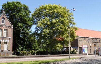 Parochiehuis weer kerk