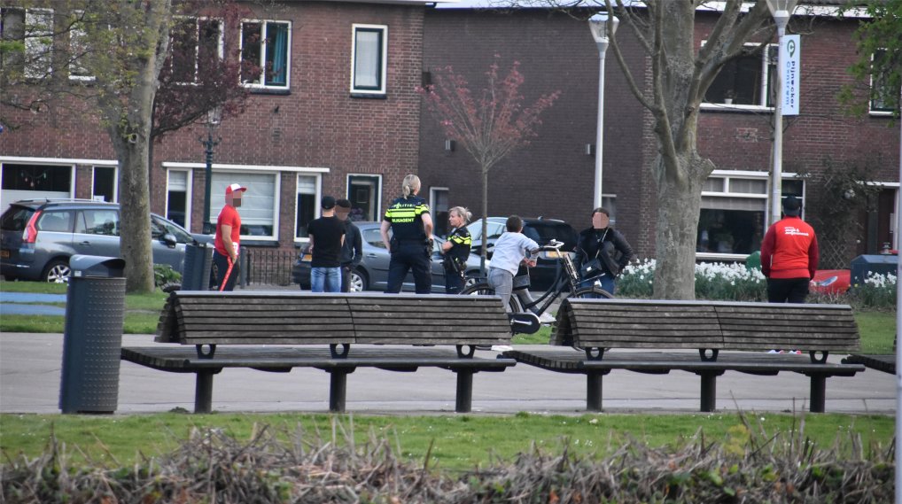 Politie in discussie met jongeren.