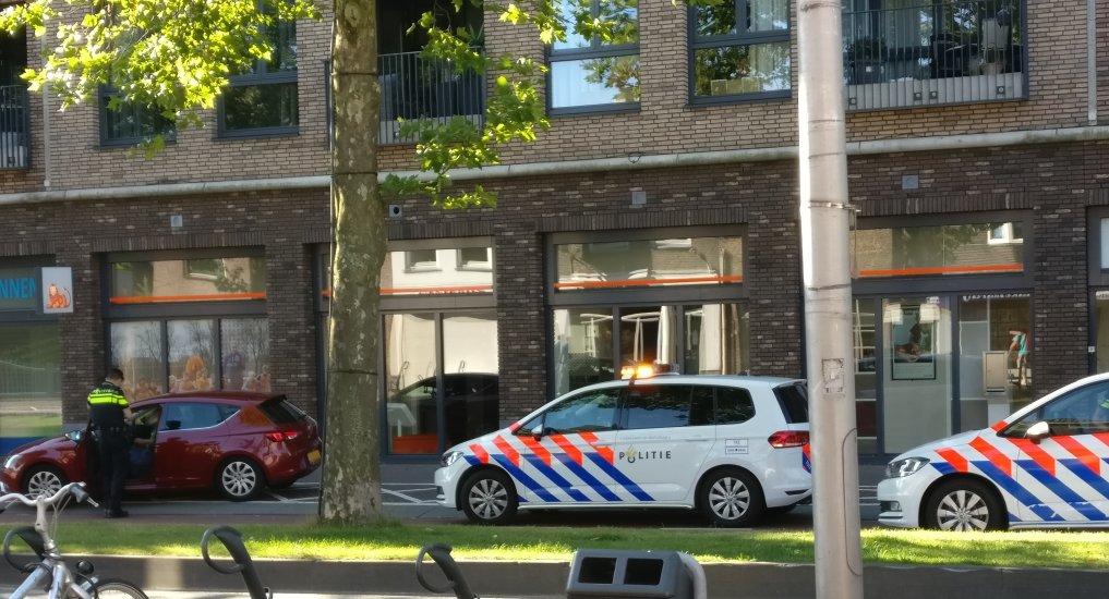 Man slaapt in auto Oostlaan.