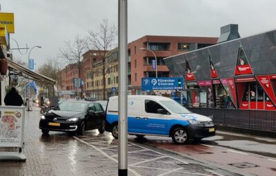Bedrijfsauto blokkeert Oostlaan