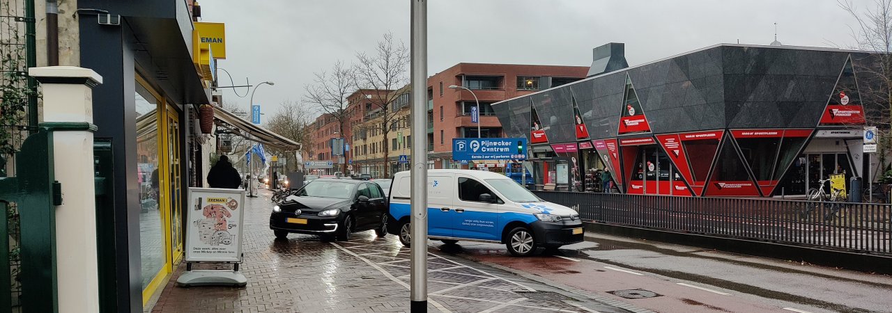Bedrijfsauto blokkeert Oostlaan