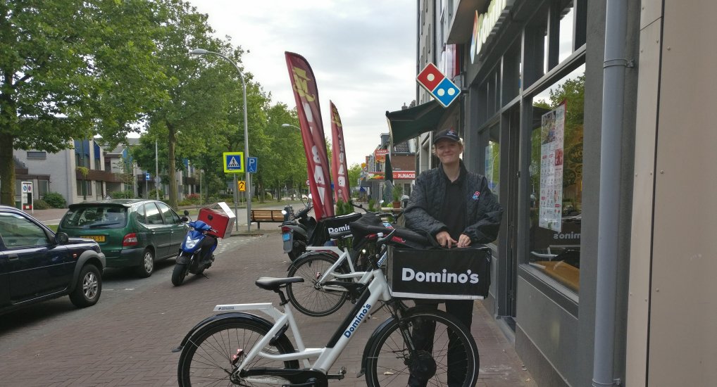 Pizzabezorger met lekkeband.