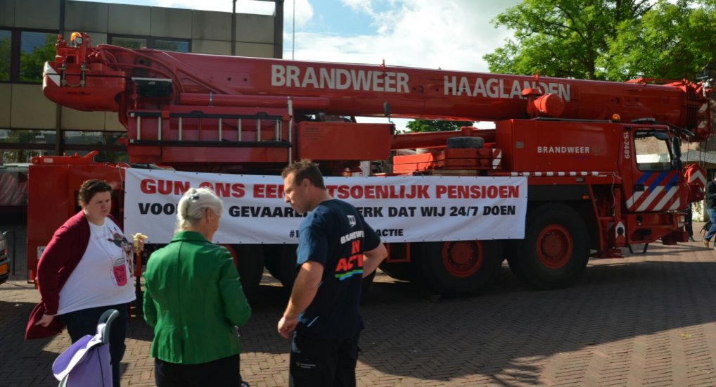 Brandweer op Raadhuisplein in actie.