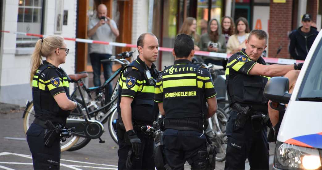 Verwarde man uit huis gehaald.