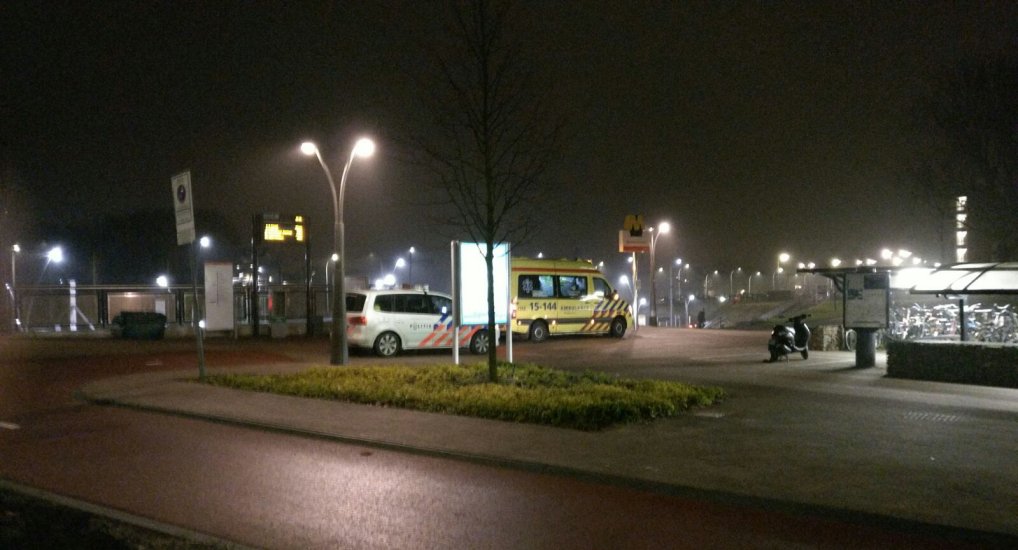 Reiziger metro onwel bij Pijnacker centrum.