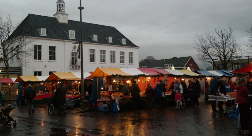 Kerstmarkt Raadhuisplein goed bezocht.