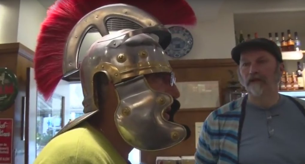 Beel vd Helm loopt door Pijnacker.