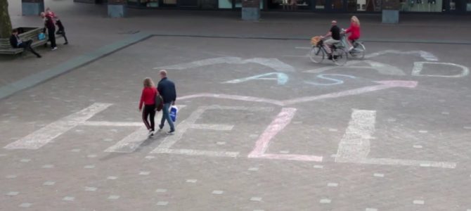 Speeltoneel achter “Mad as Hell” Speeltoneel achter “Mad as Hell”