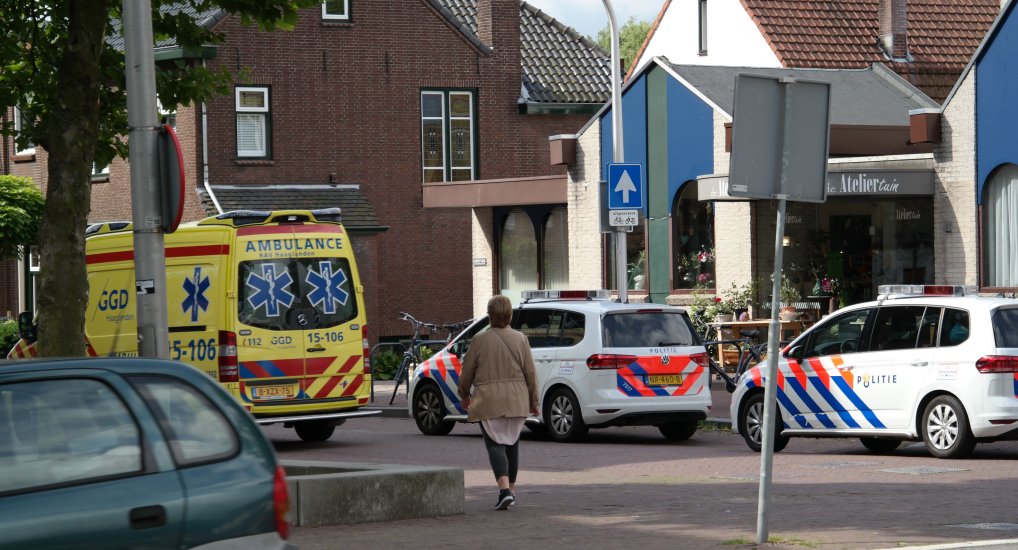 Vrouw onwel in winkelcentrum Ackershof2.