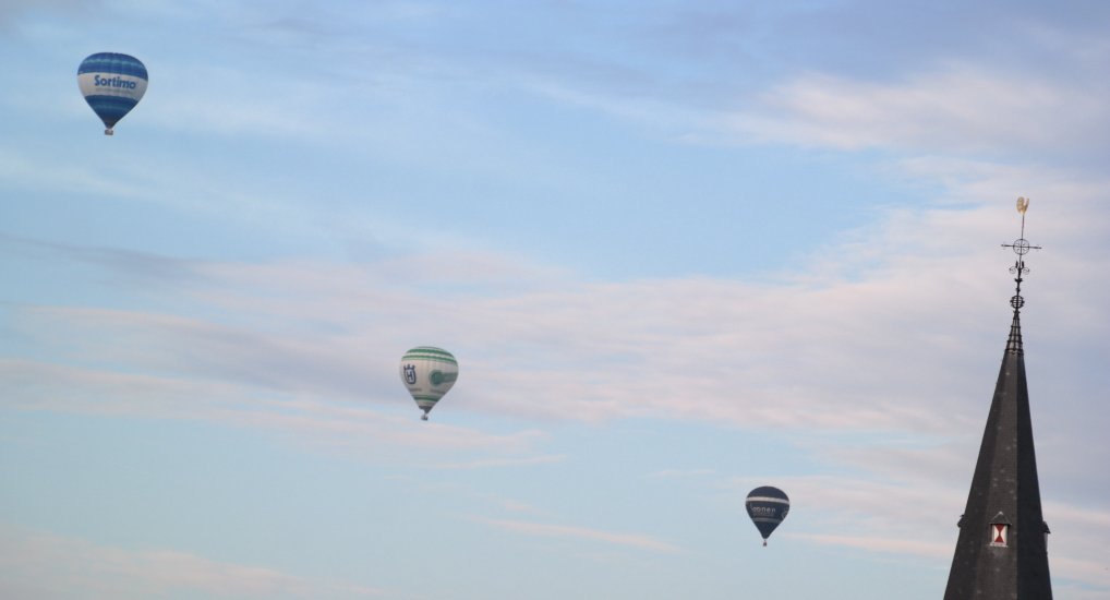 Luchtballonnen te zien in het centrum.