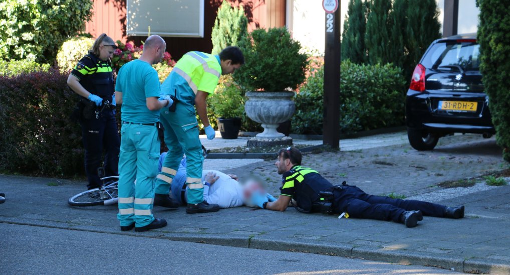 Fietser tegen de stoep Acacialaan.