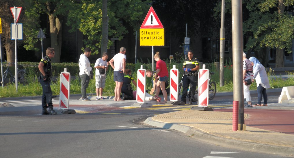 Vrouw struikelt op zebrapad.