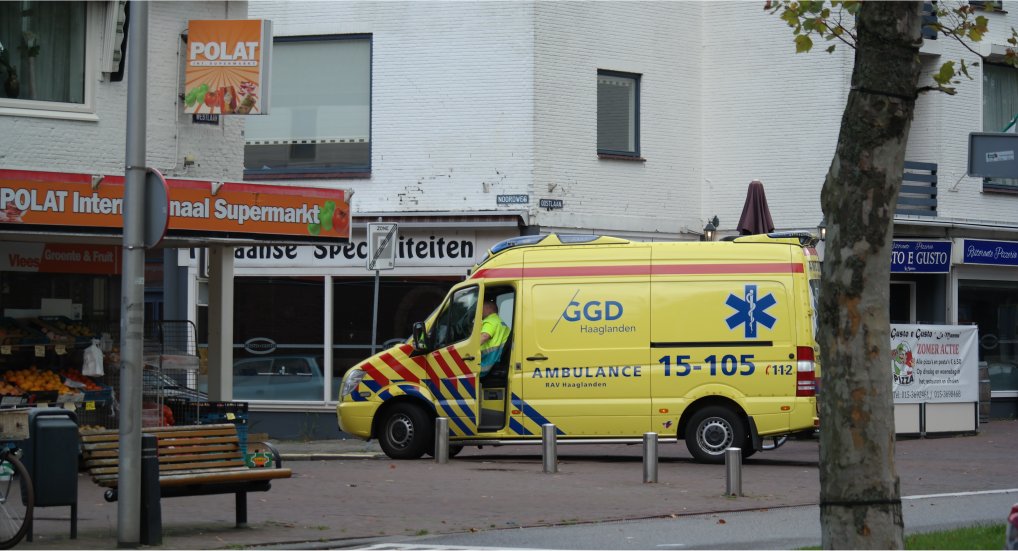 Vrouw valt van de fiets.