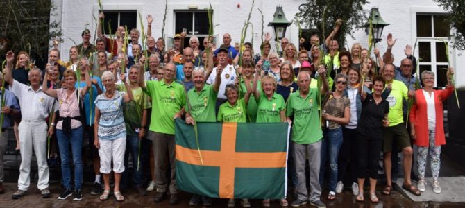Vierdaagselopers gehuldigd op Raadhuisplein. Vierdaagselopers gehuldigd op Raadhuisplein.
