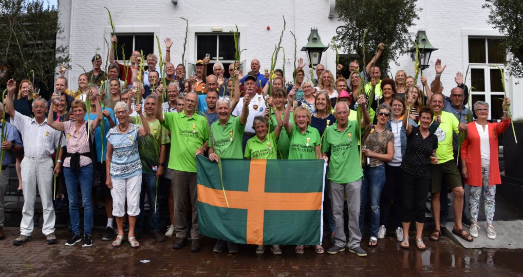 Vierdaagselopers gehuldigd op Raadhuisplein.