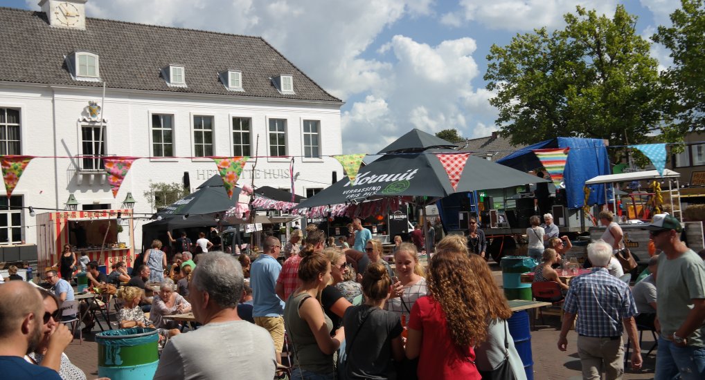 Toost Raadhuisplein gezellig druk.