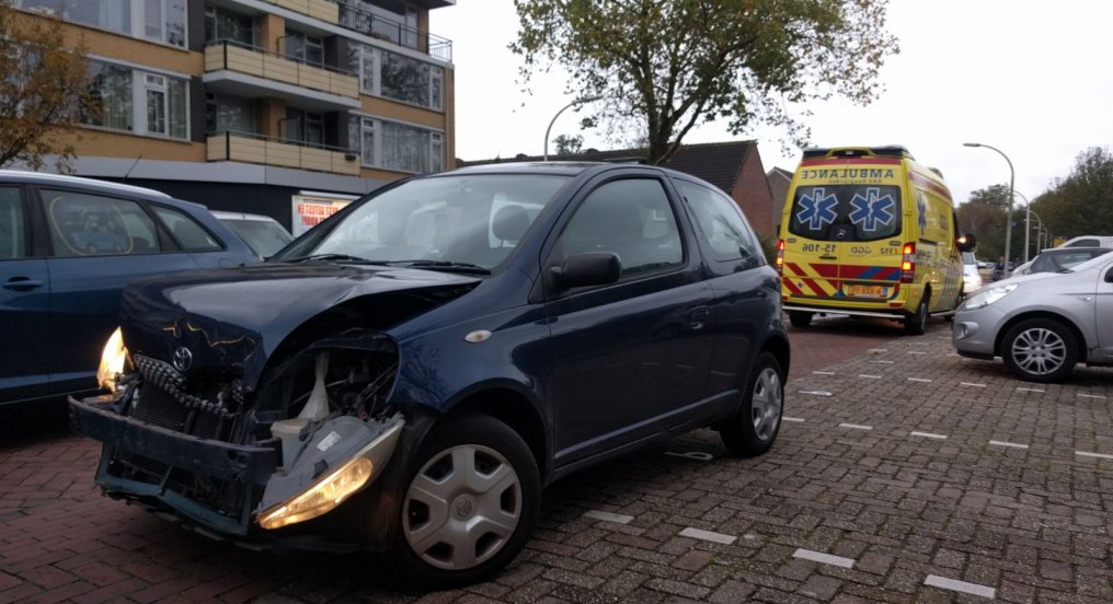 Ongeval auto vs buurtbus Nobellaan.