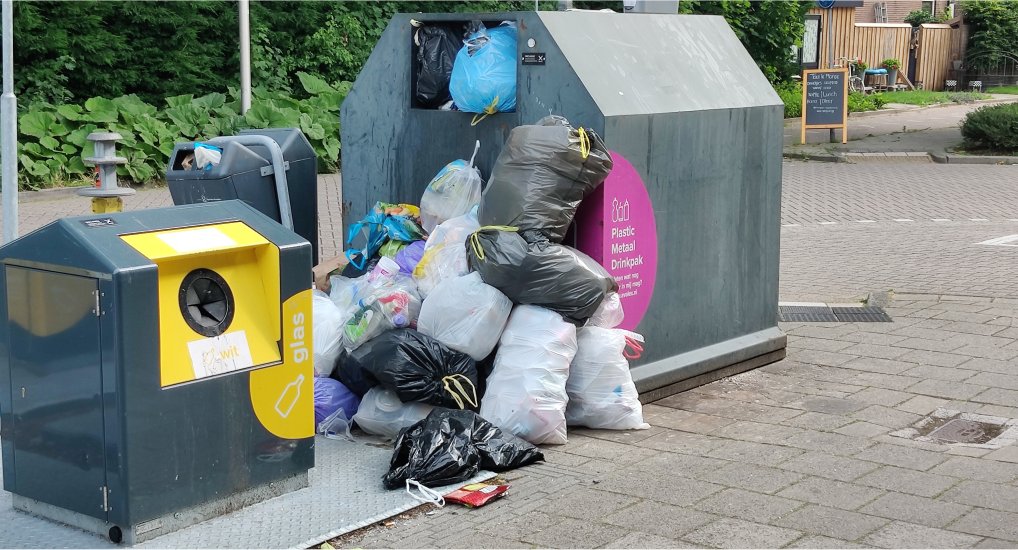 Bijplaatsen plastic container bij Plus.