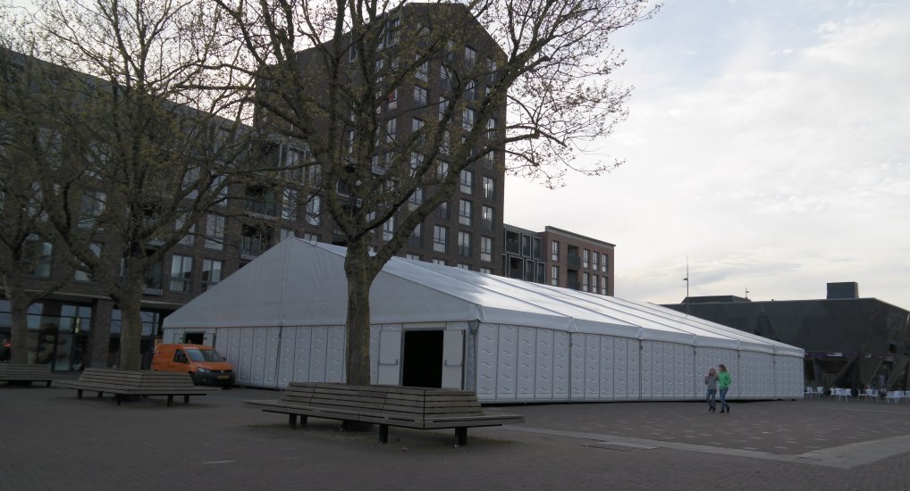 Feesttent Raadhuisplein geplaatst.