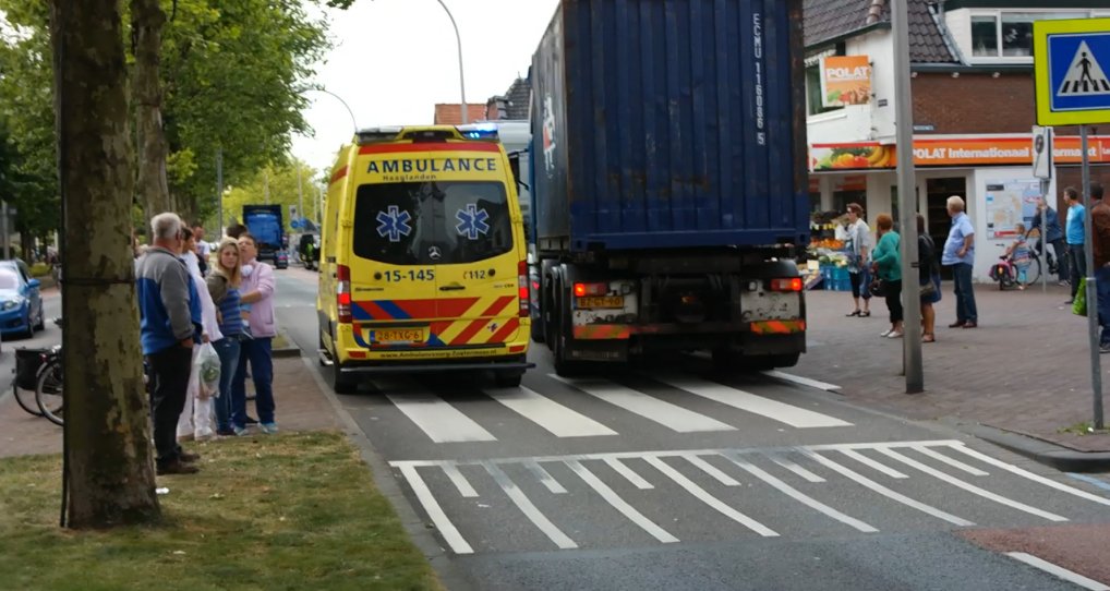 Ambulance met spoed langs Kraaienrit.