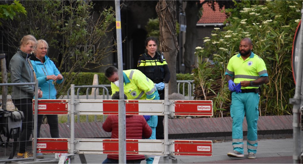 Fietser valt bij rotonde Oostlaan.