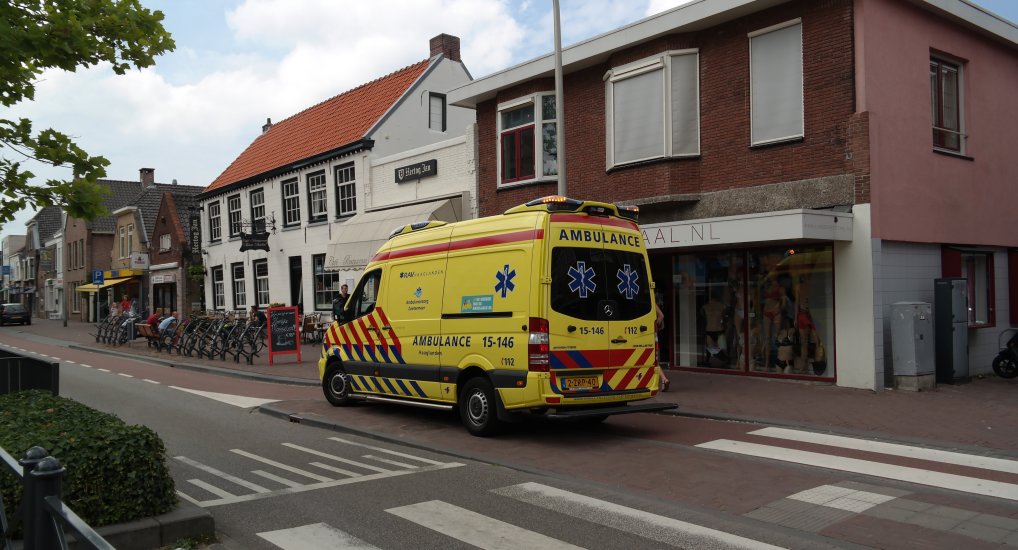 Fietser tegen stoeprand op de Oostlaan.