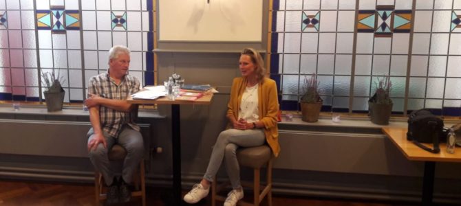 Uurtje Sjaak en Elma in vorm. Uurtje Sjaak en Elma in vorm.