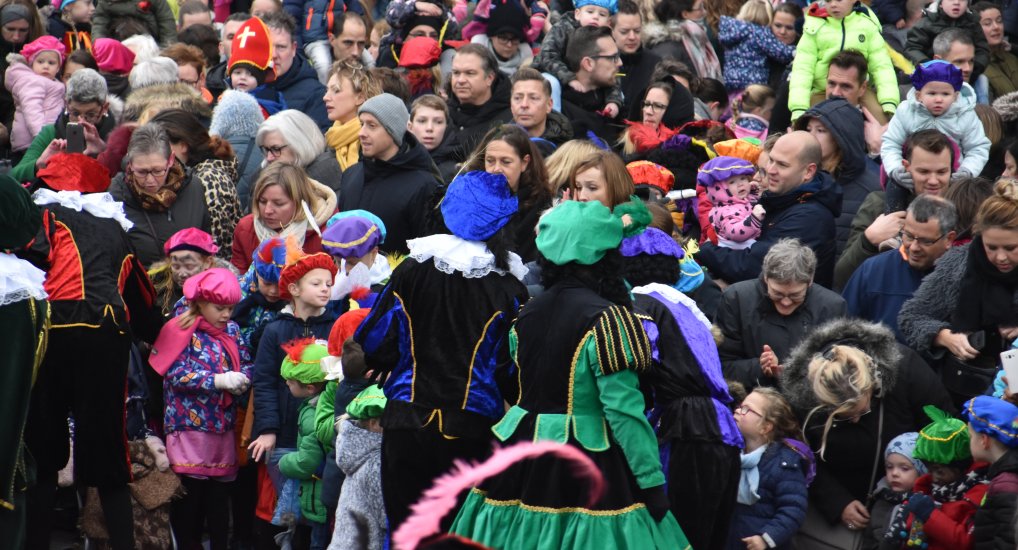 Sinterklaas en Zwarte Piet feestelijk onthaald.