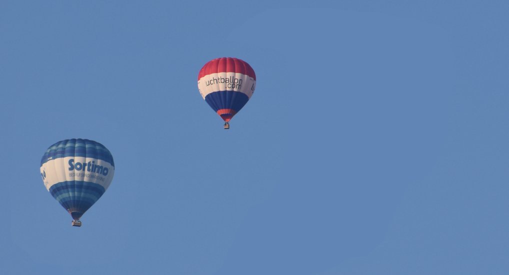 Luchtballonnen boven het centrum.