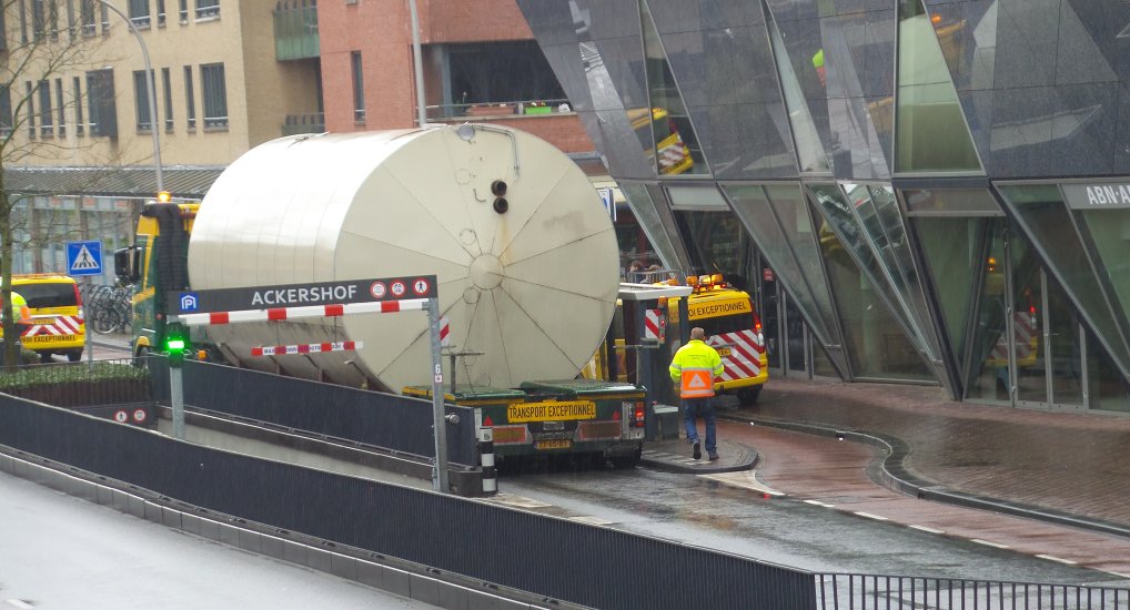 Zwaar transport over de Oostlaan.