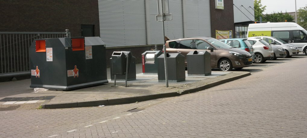 Gemengd glasbakken op het Hazelaarplein.