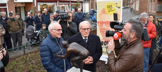 Bronzen beeld voor Jan Janssen. Bronzen beeld voor Jan Janssen.