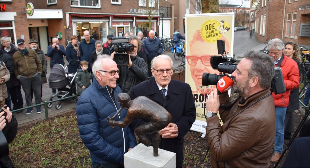 Bronzen beeld voor Jan Janssen.