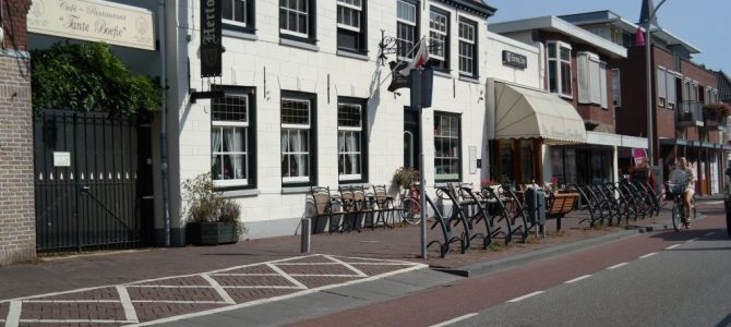 Tante Boefie sluit de deuren. Tante Boefie sluit de deuren.